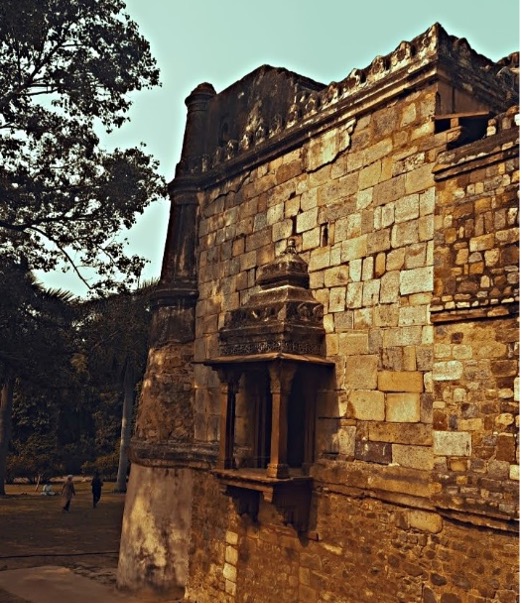 Source: Author, a Frontal structure on the Southern wall of the Mosque
(view from the Western gateway of the Bada Gumbad)